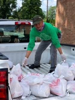 Eko Iswanto, aktivis Masjid Imaam Center, sedang membantu persiapan paket Sembako. Ia merasa sangat terbantu oleh prakarsa ekonomi kreatif IMAAM.(Foto: dok. pribadi)