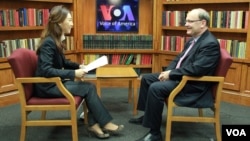 VOA와 인터뷰하는 존스홉킨스 대학 동아시아 연구소 소장 켄트 칼더 박사.