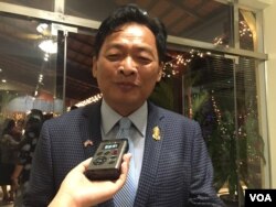 លោក ម៉ុង ឬទ្ធី ប្រធាន​គណៈកម្មការ​ទី​បី​ទទួល​បន្ទូក​ផែន​ការ​វិនិយោគ​កសិកម្ម​ធនធានទឹក​និង​ឧតុនិយម​អភិវឌ្ឍន៍​ជនបទ​និង​បរិស្ថាន ផ្តល់សម្ភាសន៍​ជាមួយ​ VOA ខ្មែរ​ក្នុង​ពិធី​ទួលទាន​អាហារ​ពេលល្ងាច នៅ​និវេសដ្ឋាន​របស់​ឯកអគ្គរដ្ឋទូត​សហរដ្ឋ​អាមេរិក​ប្រចាំ​កម្ពុជាកាលពីថ្ងៃទី​២៦ ខែ កញ្ញា ឆ្នាំ ២០១៨។