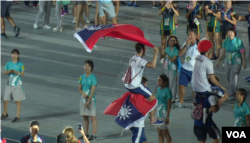 外国运动员2017年8月30日在台北世大运闭幕式会场展示中华民国国旗 （美国之音黎堡摄）