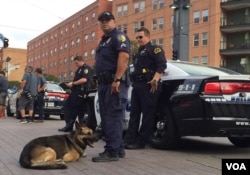 Law enforcement personnel continue probing for details into Thursday’s ambush of police officers at a demonstration in Dallas, Texas, July 9, 2016. (G. Tobias/VOA News)