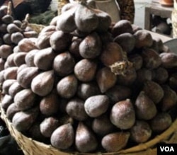 Salak Pondoh Sleman, yang dijual di pasar Kranggan Yogyakarta. Tampak abu vulkanik masih melekat pada kulit salak.