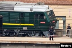 북한 방문단을 태운 것으로 추정되는 열차가 27일 베이징 역을 떠나고 있다.