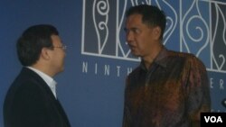 Ketua Konferensi WTO, Gita Wirjawan (kanan) berbincang dengan salah satu delegasi usai penutupan Pertemuan WTO, Sabtu 7/12 (foto: Muliarta/VOA).