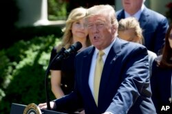 도널드 트럼프 미국 대통령이 지난 14일 백악관 로즈가든에서 연설하고 있다.