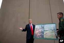 도널드 트럼프 미국 대통령이 지난 3월 캘리포니아주 샌디에이고에서 멕시코 접경 지역에 세운 국경장벽을 시찰하고 있다.