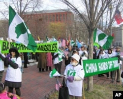 胡锦涛访美，台美人在白宫对面示威抗议