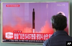 Čovek gleda TV vesti o severnokorejskom lansiranju rakete, na železničkoj stanici u Seulu, Južna Koreja, 29. avgusta 2017.