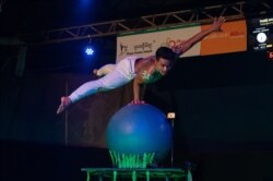 សកម្មភាពសម្តែងរបស់ក្រុមសៀកហ្វារពន្លឺសិល្បៈ ដើម្បីព្យាយាមបំបែកឯតទគ្គកម្មពិភពលោករបស់ Guinness សម្រាប់ការសម្រាប់ការសម្តែងរយៈពេលដ៏យូរបំផុត។ (រូបថតដោយ Scott Sharick)