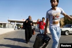 Syrians enter Turkey from the Turkish Cilvegozu border gate, located opposite the Syrian commercial crossing point Bab al-Hawa in Reyhanli, Hatay province, Turkey, Sept. 15, 2016.