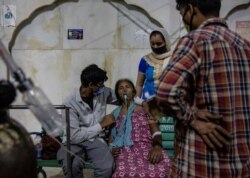 A woman with a breathing problem receives oxygen support for free at a Gurudwara (Sikh temple), amidst the spread of coronavirus disease (COVID-19), in Ghaziabad, India, April 24, 2021.