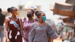 Des Togolaises portent un masque à Lomé, au Togo, le 17 avril 2020.