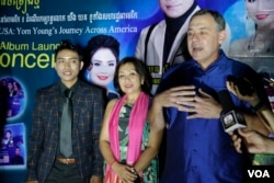 លោក William Heidt ឯកអគ្គរដ្ឋទូតអាមេរិកប្រចាំកម្ពុជា ថ្លែងទៅកាន់អ្នកសារព័ត៌មាន ក្នុងការប្រគំតន្រ្តីប្រកាសអាល់ប៊ុមចម្រៀងថ្មីរបស់លោក យឹង យន ក្នុងខេត្តកំពង់ធំ ដើម្បីកសាងទំនាក់ទំនងល្អរវាងប្រជាជនកម្ពុជា និងប្រជាជនអាមេរិក តាមរយៈតន្រ្តី និងកម្មវិធីវប្បធម៌ នាថ្ងៃទី១៧ ខែមីនា ឆ្នាំ២០១៧។(ទុំ ម្លិះ/VOA)