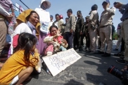 រូបឯកសារ៖ ប្រជាពលរដ្ឋ​ខេត្ត​កោះកុង ​ដែល​មាន​ជម្លោះ​ជាមួយ​ក្រុមហ៊ុន​លោក​សមាជិក​ព្រឹទ្ធសភា ​លី​ យ៉ុងផាត់ ​ឡើង​មក​តវ៉ា​សុំ​ដំណោះ​ស្រាយ​ពី​នាយក​រដ្ឋ​មន្ត្រី​ ហ៊ុន ​សែន ​នៅ​ព្រឹក​ថ្ងៃ​ទី ​១៤ ​ខែ​កុម្ភៈ​ ឆ្នាំ​ ២០១៧។ (អូន ឆេងប៉រ/វីអូអេ)