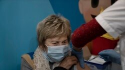 이스라엘 주민이 신종 코로나바이러스 백신 4차 접종을 하고 있다.