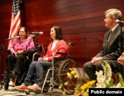 倪玉兰（中）被美驻华大使博卡斯授予国际妇女勇气奖(2016年4月13日, 美国驻华使馆官网图片)