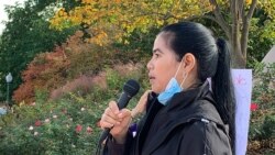 អ្នកស្រី ទេព វន្នី អតីត​សកម្មជន​ដីធ្លី​តំបន់​បឹងកក់ ថ្លែង​អំពី​ការរំលោភ​សិទ្ធិ​មនុស្ស​ដោយ​ក្រុមហ៊ុន​ចិន។ (ម៉ែន គឹមសេង/វីអូអេ)