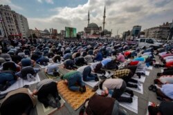 Orang-orang berdoa di luar Masjid Taksim yang baru dibangun di Taksim Square di Istanbul, Jumat, 28 Mei 2021. (Foto: AP)