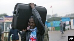 24일 프랑스 북부 도시 칼레의 임시 수용소에서 난민들이 떠나고 있다.