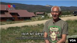 លោក សរ៍ ទិត្យបូរី ពលរដ្ឋ​ខ្មែរ​អាមេរិកាំង​ ដែល​ជា​អ្នកស្ម័គ្រចិត្ត​មក​ពី​រដ្ឋ​កូឡូរ៉ាដូ។ (សាយមុន្នី/VOA)