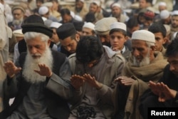 Warga berpartisipasi dalam sholat untuk minta hujan di Peshawar, Pakistan, 30 Des 2016. Langkanya hujan musim dingin di negara itu telah menimbulkan masalah bagi para petani
