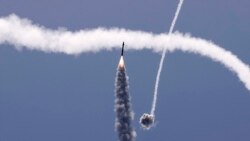 Misil Israel "mencegat" roket yang ditembakkan dari Gaza oleh Hamas di atas kota Ashkelon, Israel selatan Selasa (11/5).