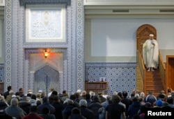 Jemaat Shalat Jumat di Masjid Agung Strasbourg, seminggu setelah serangan di Paris (20/11).