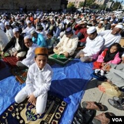 Warga Muslim New York ini sedang berkumpul untuk menjalankan sholat Idul Fitri di Baitul Ma'Mur Mosque di Brooklyn, September 2009.
