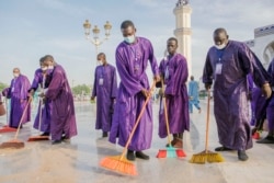 Nettoyage de la Grande Mosquée de Touba lors du Grand Magal des Mourides à Touba le 26 septembre 2021.