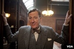 Geoffrey Rush tampil memukau sebagai Lionel Louge, ahli terapi wicara yang juga menjadi teman baik Raja George VI.