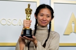 Sutradara Chloe Zhao berpose di ruang pers setelah filmnya, “Nomadland”, meraih penghargaan film terbaik Oscar, di Los Angeles, California, Minggu, 25 April 2021. (Foto: Chris Pizzello/Pool via Reuters)