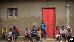 Deca žrtava genocida igraju se sa decom počinilaca u selu za pomirenje posle genocida u Ruandi. U zemlji trenutno postoji šest takvih sela.