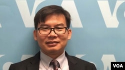 រូបឯកសារ៖ លោក​ ​ឈាង វណ្ណារិទ្ធ​ ​អ្នកវិភាគ​កិច្ចការ​តំបន់ ក្នុង​ពេល​លោក​អញ្ជើញ​មកនៅ​ទីស្នាក់ការ​ VOA នៅ​រដ្ឋធានី​វ៉ាស៊ីនតោន កាលពី​ថ្ងៃទី២៦ ខែតុលា ឆ្នាំ២០១៧។ (ទែន សុខស្រីនិត/VOA)