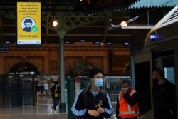 Sebuah tanda penerapan peraturan kesehatan masyarakat baru di Central Station, negara bagian New South Wales, di tengah pandemi COVID-19 di Sydney, Australia, 23 Juni 2021. (REUTERS/Loren Elliott)