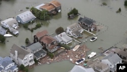 Banjir menggenangi kawasan permukiman di kota Seaside, New Jersey pasca badai Sandy (30/10).