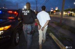រូបឯកសារ៖ មន្ត្រី​ទី​ភ្នាក់ងារ​អន្តោ​ប្រវេសន៍ និង​អនុវត្ត​ច្បាប់​គយ​របស់​សហរដ្ឋ​អាមេរិក​ហៅ​កាត់​ថា ICE ចាប់​ជន​អន្តោប្រវេសន៍ (រូប​ផ្តល់​ឲ្យ​ដោយ ICE)