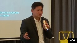 លោក​ Freddie Tinga​ ​ស្ថាបនិក​ក្រុមហ៊ុន Global Electric Transport និង​ជា​អតីត​ចៅហ្វាយ​ក្រុង​ Taguig ថ្លែង​នៅ​ក្នុង​កម្មវិធីផ្ដួចផ្ដើម​សហគ្រិនភាព​មួយ​ ​ក្រោម​ឈ្មោះ⁠ថា «⁠⁠Urban⁠⁠⁠ Mobility Incubator» នៅក្រុងភ្នំពេញ កាល​ពីថ្ងៃសៅរ៍ ទី២៩ ខែកញ្ញា ឆ្នាំ២០១៨ (ណឹម សុភ័ក្រ្តបញ្ញា/VOA)