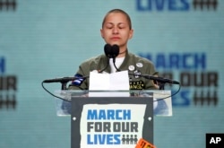 24일 미국 수도 워싱턴DC에서 열린 총기 규제 집회 ‘우리의 생명을 위한 행진’에서 플로리다주 더글라스 고교 총격사건 생존 학생인 엠마 곤살레스가 총격범이 학교 친구들을 살해하는 데 걸린 시간 6분 20초 동안 침묵하고 있다.