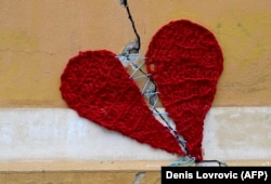 Ilustrasi patah hati di pusat kota Zagreb, Kroasia, sebagai ilustrasi. Banyak kasus bunuh diri berawal dari depresi yang tidak menemukan jalan keluar, baik karena masalah asmara, keluarga, kuliah atau pertemanan. (Foto: AFP/Denis Lovrov)