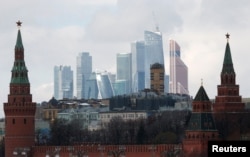 Pemandangan tembok Kremlin, dengan Pusat Bisnis Internasional Moskow yang juga dikenal sebagai "Kota Moskow" terlihat di latar belakang, di Moskow, Rusia, 27 Februari 2016. (Foto: REUTERS/Grigory Dukor)