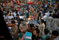Orang mengabaikan social distancing dan banyak yang tidak memakai masker saat berbelanja untuk liburan Idul Fitri mendatang yang menandai berakhirnya bulan suci puasa Ramadhan, di India, 5 Mei 2021. (AP)