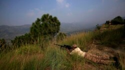 لائن آف کنٹرول کے قریب ایک پاکستانی فوجی پوزیشن سنبھالے ہوئے ہے۔ فائل فوٹو