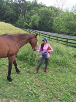 Supadmi dengan Destimony, kuda piaraannya.