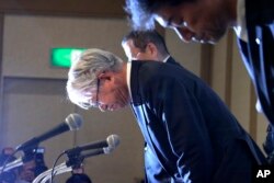 일본 유력 철강회사 ‘고베제강’의 히로야 카와사키 최고경영자가 지난 13일 기자회견에서 품질 조작 의혹과 관련해 사죄의 절을 하고 있다.