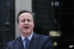 英国首相卡梅伦在首相官邸外面发表谈话（2016年2月20日）