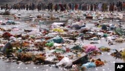 انبار زبالۀ پلاستیک در یک ساحۀ ساحلی در هند