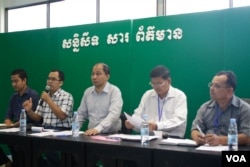 អង្គការ​ខុមហ្វ្រេល និង​សមាជិក​នៃ​អង្គការ​សម្ព័ន្ធ​កំណែទម្រង់​ការបោះឆ្នោត​ បង្ហាញ​របាយការណ៍​បឋម​ស្តីពី​ការសង្កេត​ដំណើរការ​ចុះឈ្មោះ​បោះឆ្នោត​ដើម្បី​រៀបចំ​បញ្ជី​ឈ្មោះ​បោះឆ្នោត​ថ្មី​ឆ្នាំ២០១៦ នៅ​ការិយាល័យ​អង្គការ​ខុមហ្វ្រេល នៅ​ថ្ងៃពុធទី ២៦ ខែតុលា ឆ្នាំ២០១៦។ (ខាន់ សុគុំមនោ/VOA)