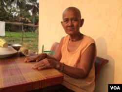 អ៊ំ​ស្រី​ ប៉ាត​ កឿង