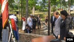 문재인 한국 대통령 부부가 28일 장진호 전투 기념비에 헌화한 뒤 묵념하고 있다