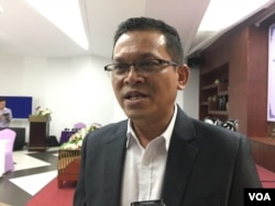 លោក ប៉ែន បូណា ប្រធាន​ក្លឹប​អ្នក​កាសែត​កម្ពុជា ប្រាប់​អ្នកសារព័ត៌មាន​ក្នុង​កិច្ចពិភាក្សា​តុមូល​ស្តីពី​ការប្រៀបធៀប​ស្ថានភាព​ប្រព័ន្ធ​ផ្សព្វផ្សាយ​នៅ​កម្ពុជា និង​បណ្តា​ប្រទេស​ក្នុង​តំបន់​អាស៊ាន នៅ​ថ្ងៃទី​១៦ ខែធ្នូ ឆ្នាំ​២០១៦។ (កាន់ វិច្ឆិកា/VOA)